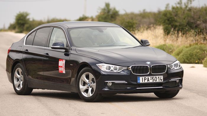 Η 320i είναι πολύ άνετη και ευθύβολη στον ανοιχτό δρόμο, με κορυφαία ποιότητα κύλισης και πολύ καλά φρένα. Το τιμόνι είναι ακριβές και προσφέρει πλούσ